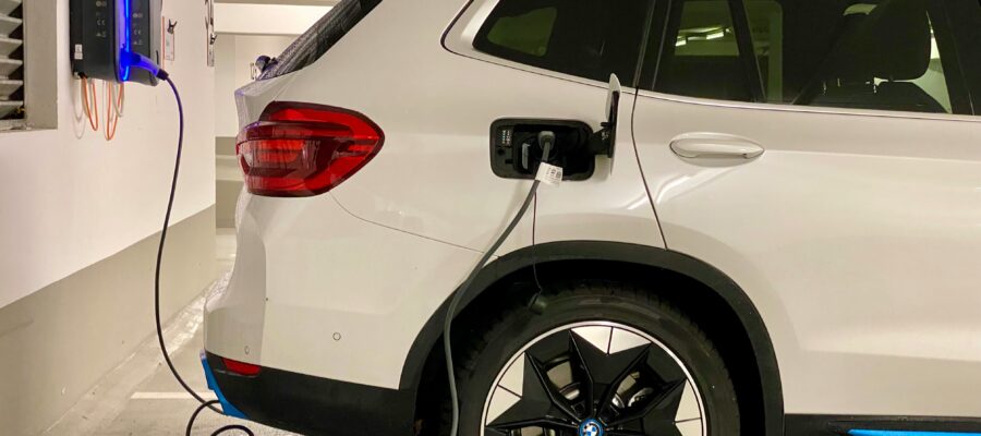 Carga eléctrica de coche BMW S1 en garaje